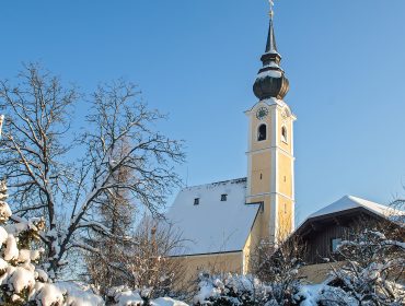 Verschneite Kirche von Anthering