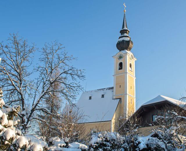 Verschneite Kirche von Anthering