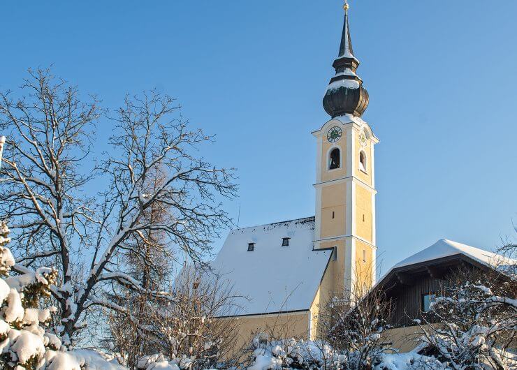 Verschneite Kirche von Anthering