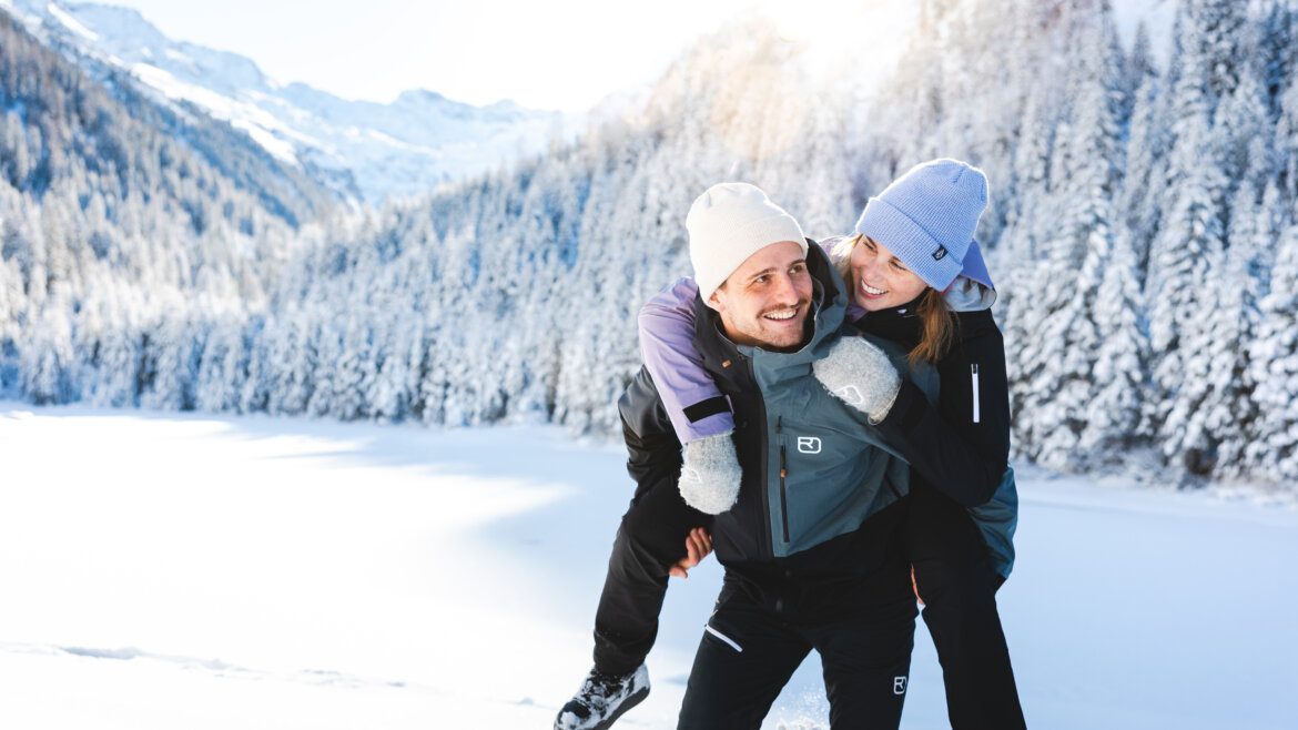Glückliches Paar in Winterlandschaft