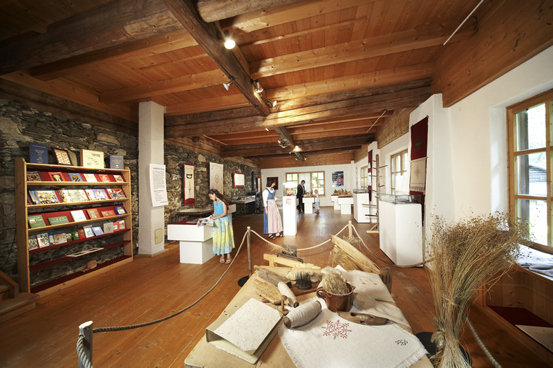 Ausstellung Kammerlanderstall (c) neukirchen Ausstellung in einem Raum mit viel Holz, dem Kammerlandstall (vergrößerte Ansicht)