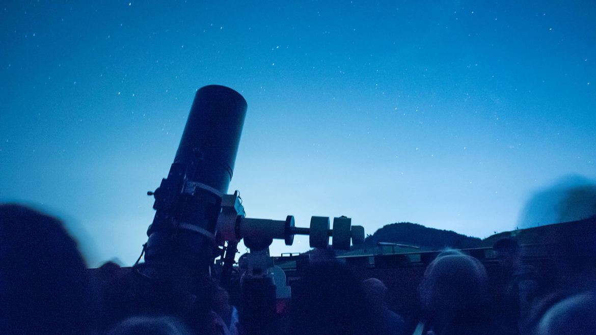 Teleskop der Sternwarte Voggenberg gegen den Abendhimmel gerichtet
