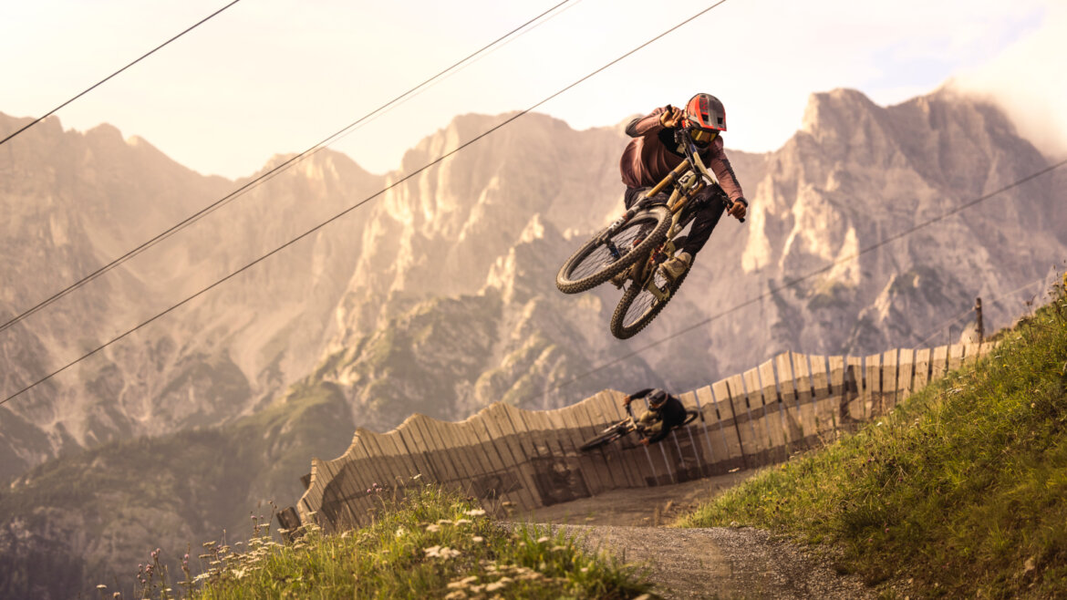 Im Bikepark Leogang wagen sich nur die besten an die hohen Sprünge.