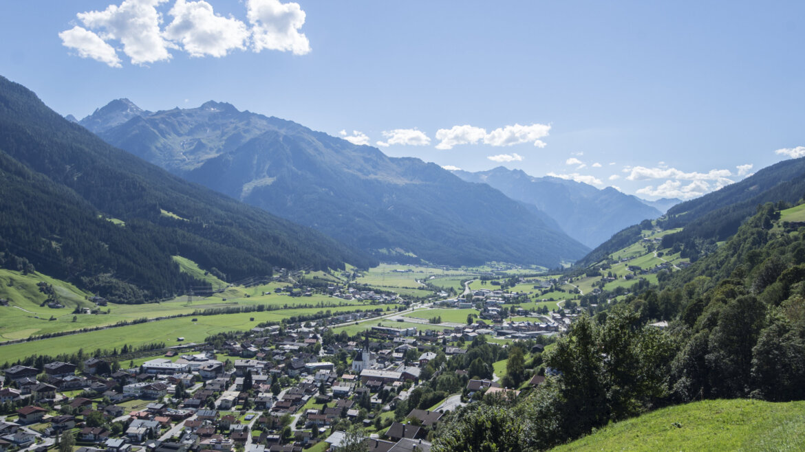 Bramberg. (c) Bryan Reinhartt Ansicht vom Dorf Bramberg (vergrößerte Ansicht)