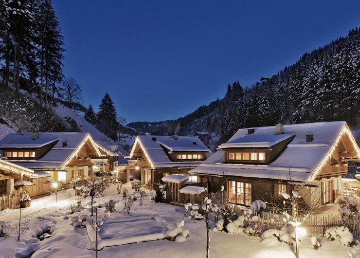 Holzlebn Hüttendorf im tiefverschneiten Winter