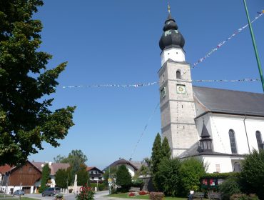 eugendorf_ort_sommer Kirchturm von Eugendorf