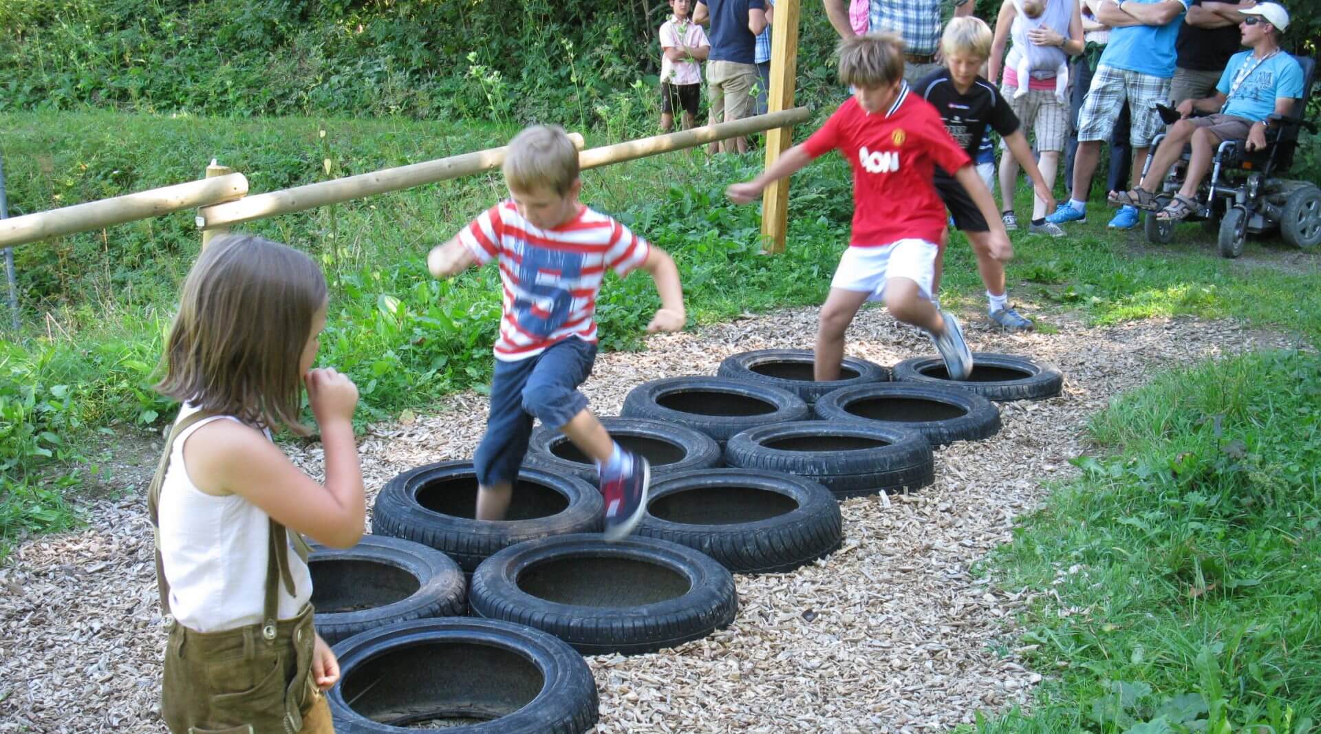 Kinder springen über Hindernisse bei Forstis Fitnessparcour