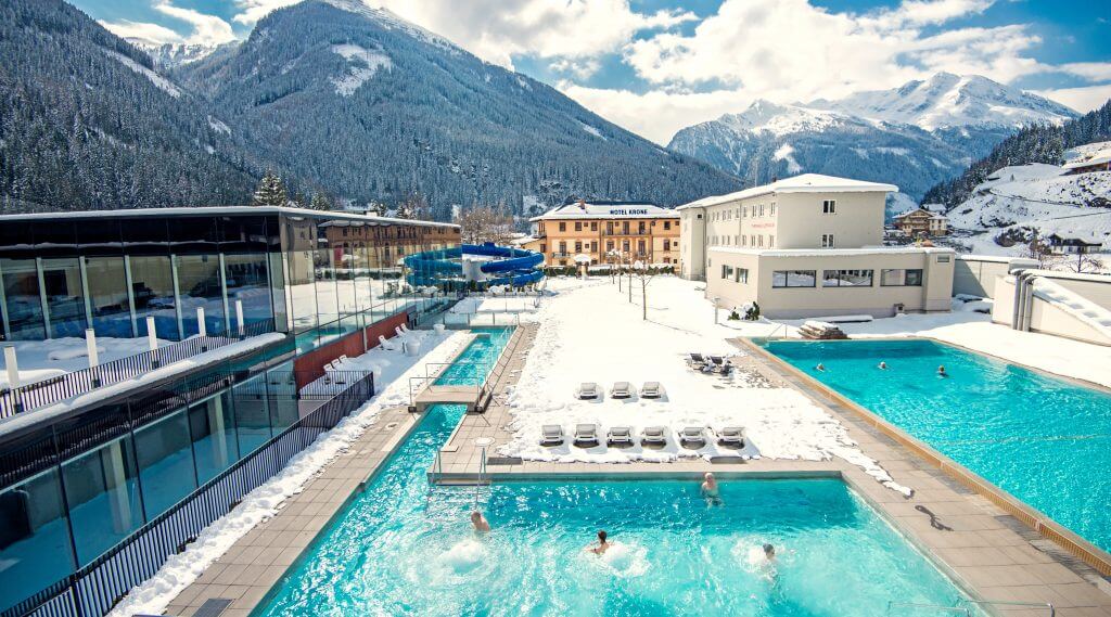 Die Felsentherme in Gastein im Winter bei Sonnenschein