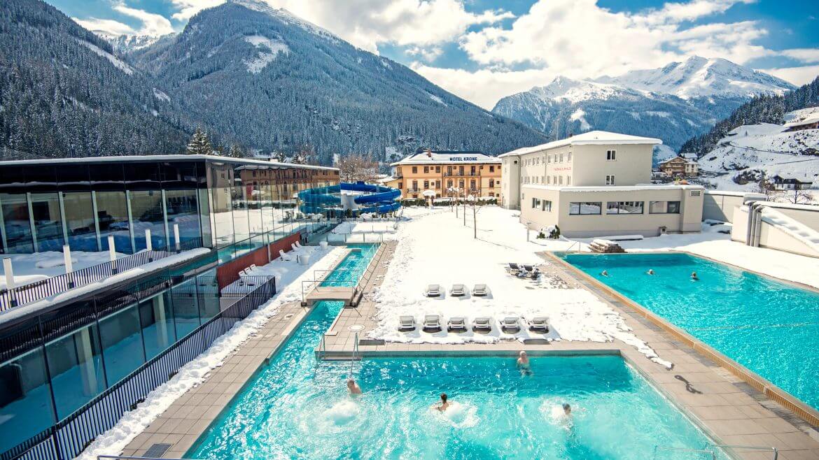 Die Felsentherme in Gastein im Winter bei Sonnenschein