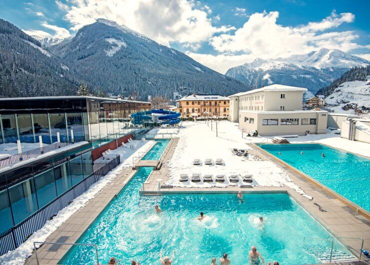 Die Felsentherme in Gastein im Winter bei Sonnenschein