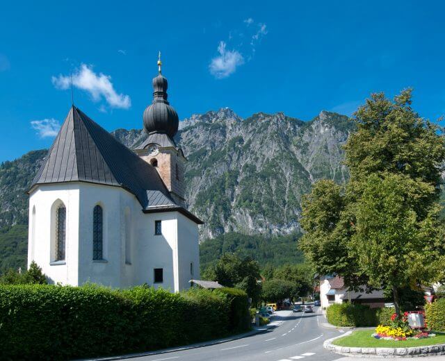 Kirche von Grödig - im Hintergrund das Untersbermassiv