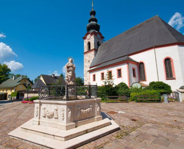 Wallfahrtskirche Großgmain bei strahlend blauem Sommerhimmel