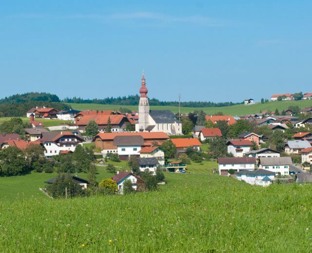 Hallwang mit seinem Kirchturm und den umliegenden Häusern