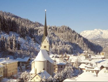 Hüttau im Winter mit Dorfansicht, Kirche und Bergpanorama