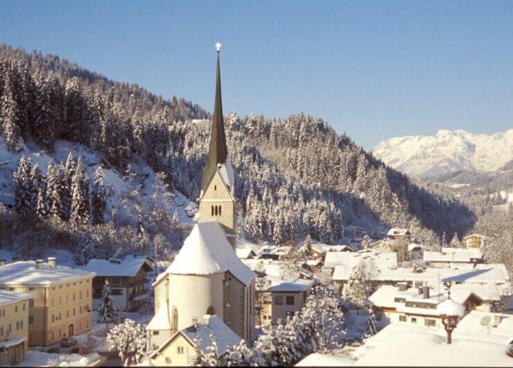 Hüttau im Winter mit Dorfansicht, Kirche und Bergpanorama