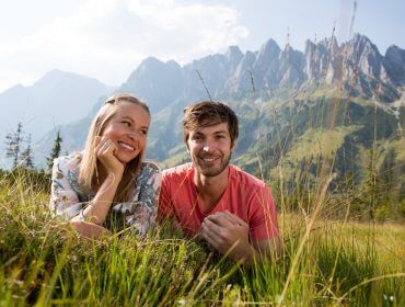 Pärchen rastet auf der Almwiese