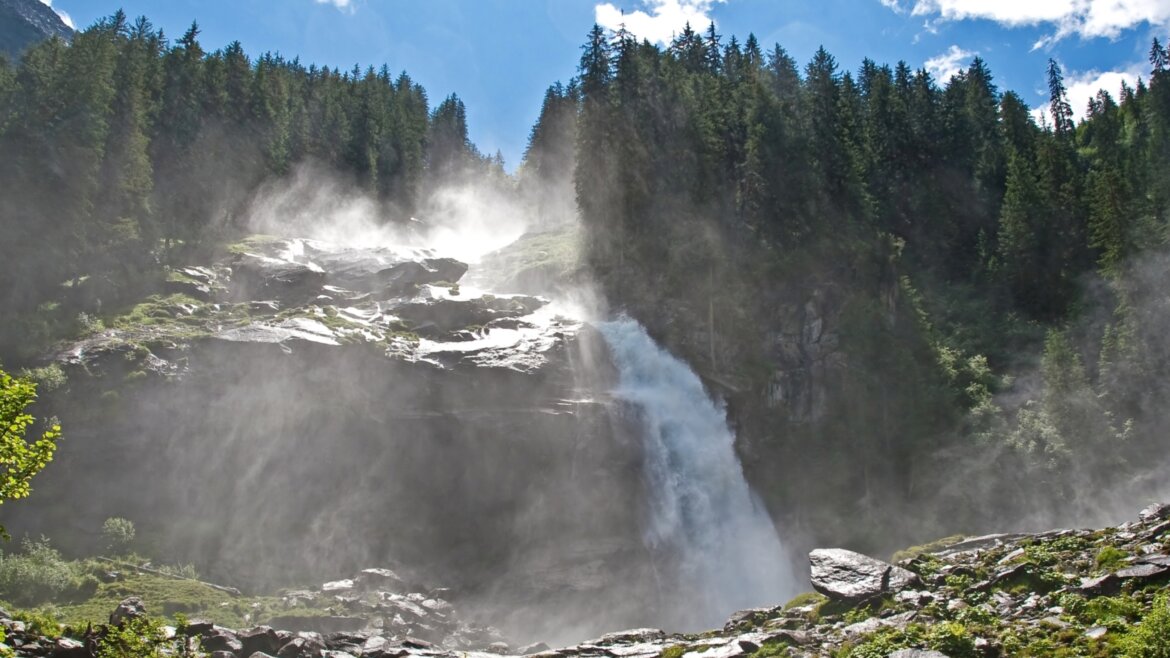 Krimmler Wasserfaelle © Erich Czerny Ein nebliger Wasserfall stürzt in der Ferienregion Nationalpark Hohe Tauern unter blauem Himmel die Felsen hinunter. (vergrößerte Ansicht)