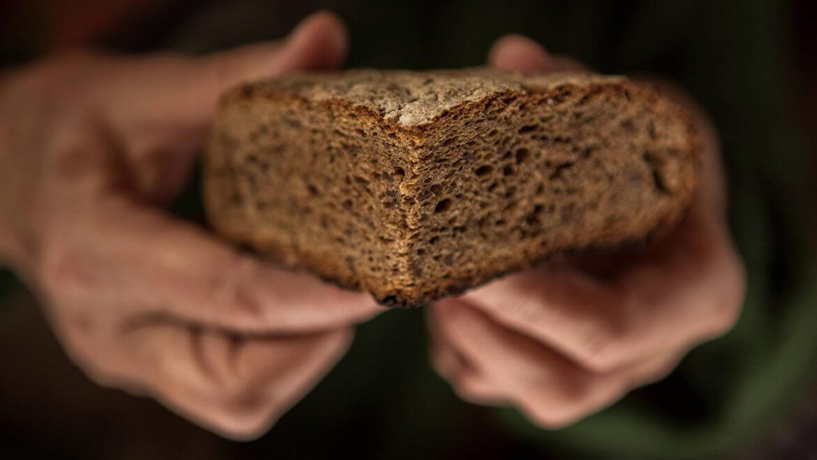 Frisches Brot in Händen