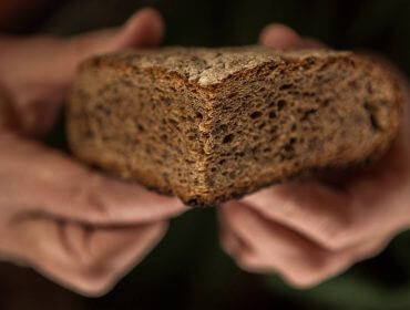 Frisches Brot in Händen