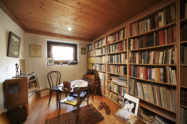 Kammerlandstall (c) neukirchen Zimmer mit viel Holz und Regalen voller Bücher, Das Leopold Kohr Zimmer (vergrößerte Ansicht)