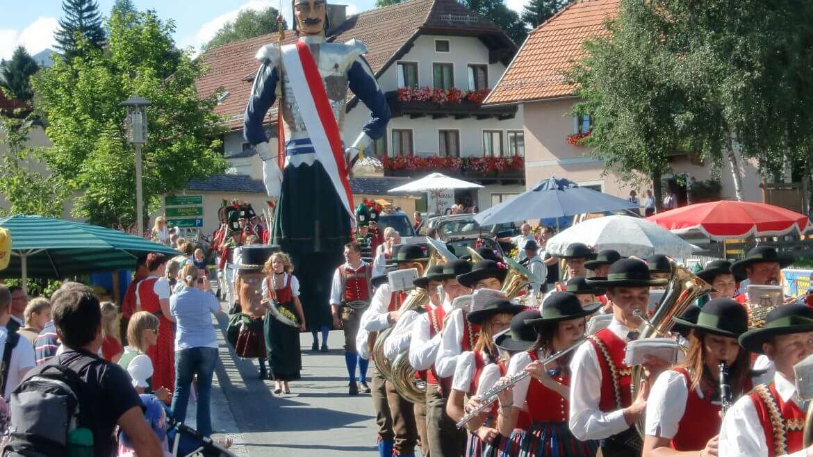 Begleitet von Musik wird der Riese Samson durch Mariapfarr gezogen