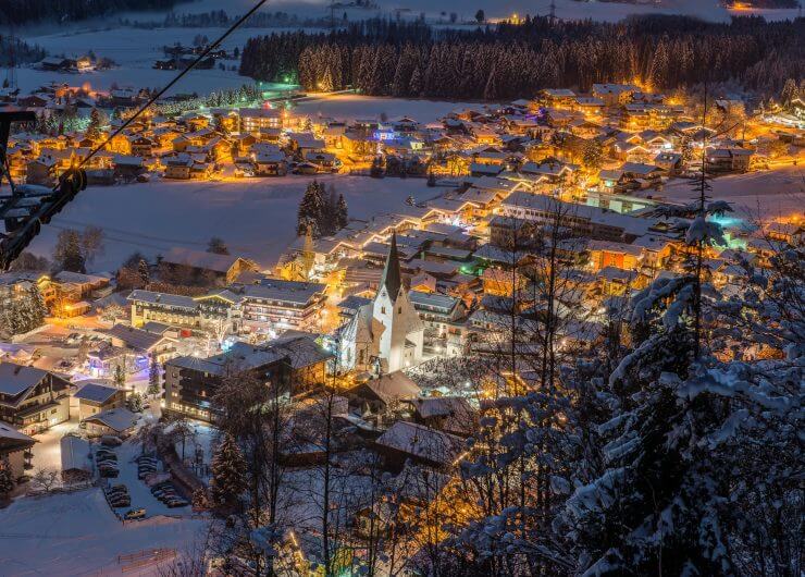 Ortsansicht Neukirchen bei Nacht im Winter