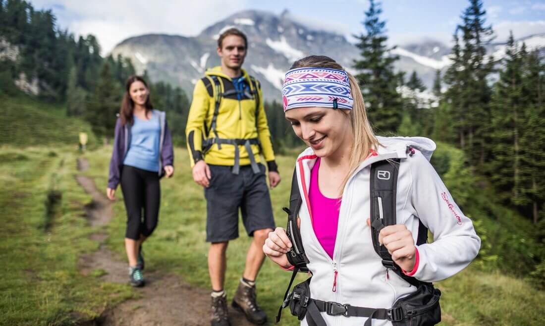 Wandern in der Gruppe, Almsommer, Natur, Wandern, Frau, Dame, Herr, Mann, sportlich, aktiv, Abenteuer, Bäume, Berge (vergrößerte Ansicht)