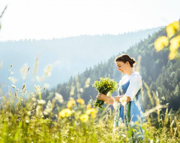 Blumenstrauß pflücken Blumenstrauß pflücken";}}i:1;s:154:"Sommer,Almsommer,Alm,Berge,Wald,Baum,Bäume,Hintersee,Gruberalm,Fuschlseeregion,Dirndl,Bluse,Dirndlgewand,Schürze,Blumenstrauß,Gössl,Felder,Blumenwiese";}