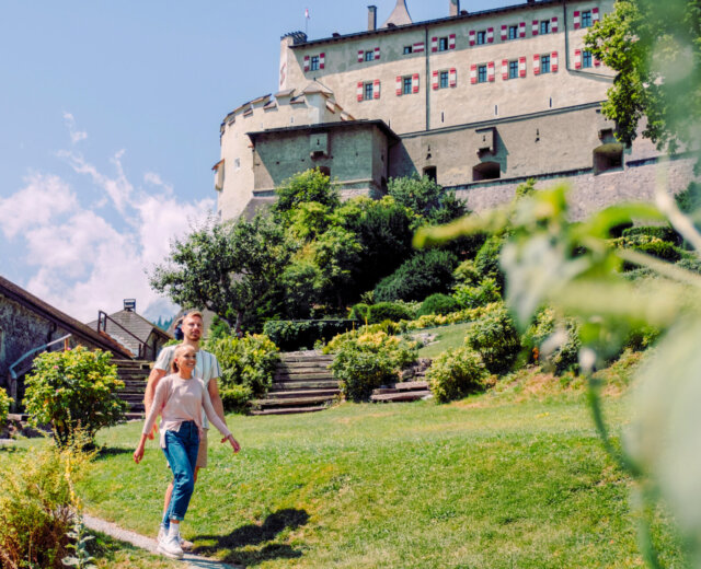 hello Salzburg,Burg Hohenwerfen,Sommer,Kultur,Werfen,Aussicht,Sehenswürdigkeit,Ausflugsziel,Ausflug,Pärchen,Mann,Frau