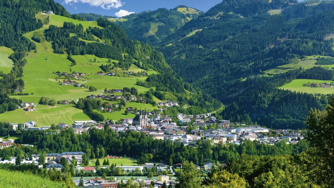 Sommer in St. Johann, Stadt vor Bergpanorama
