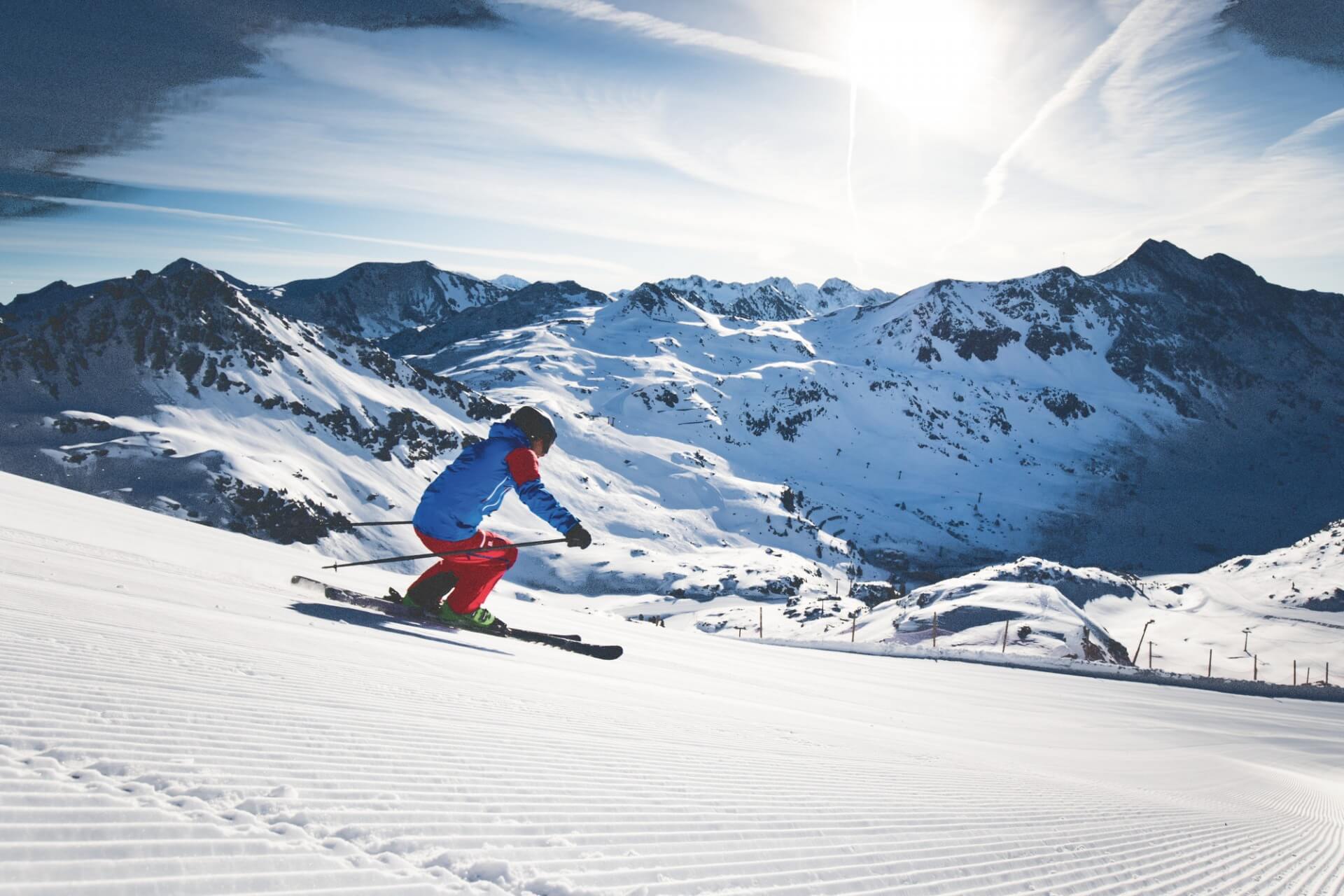 Skifahrer genießt die herrlichen Pisten des SalzburgerLandes bei schönstem Sonnenschein