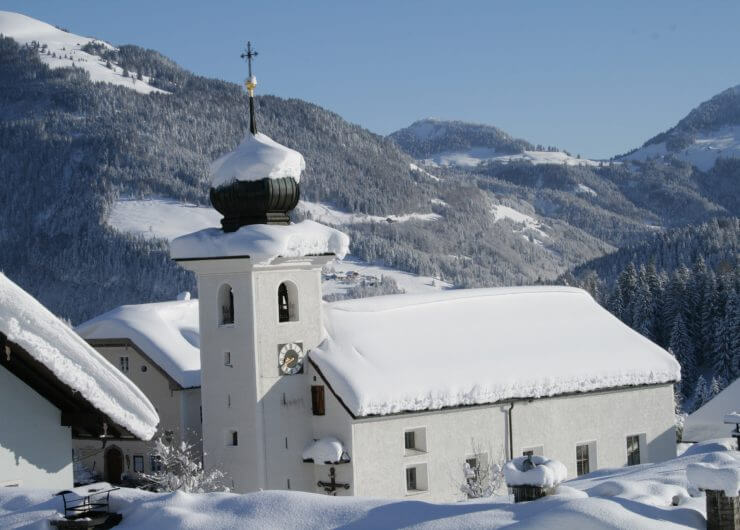 Tief verschneite Kirche von St. Koloman