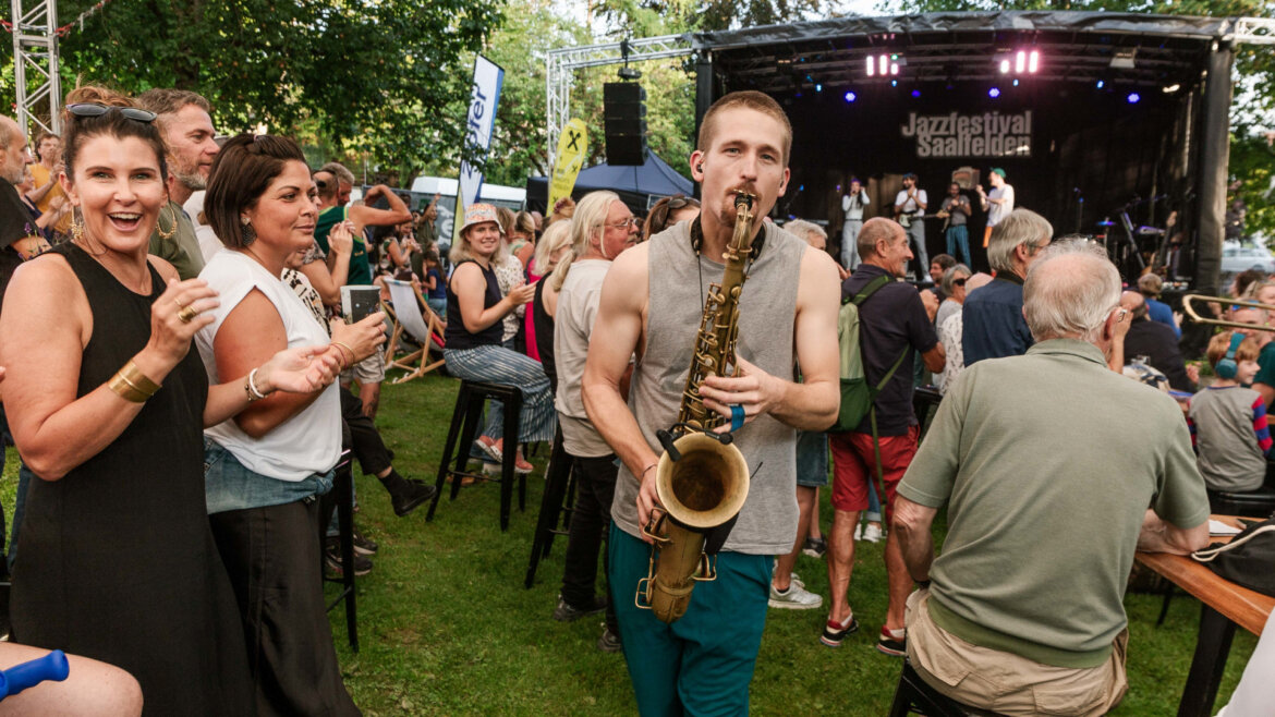Beim Jazzfestival Saalfelden wird auch der Stadtpark zur Bühne.