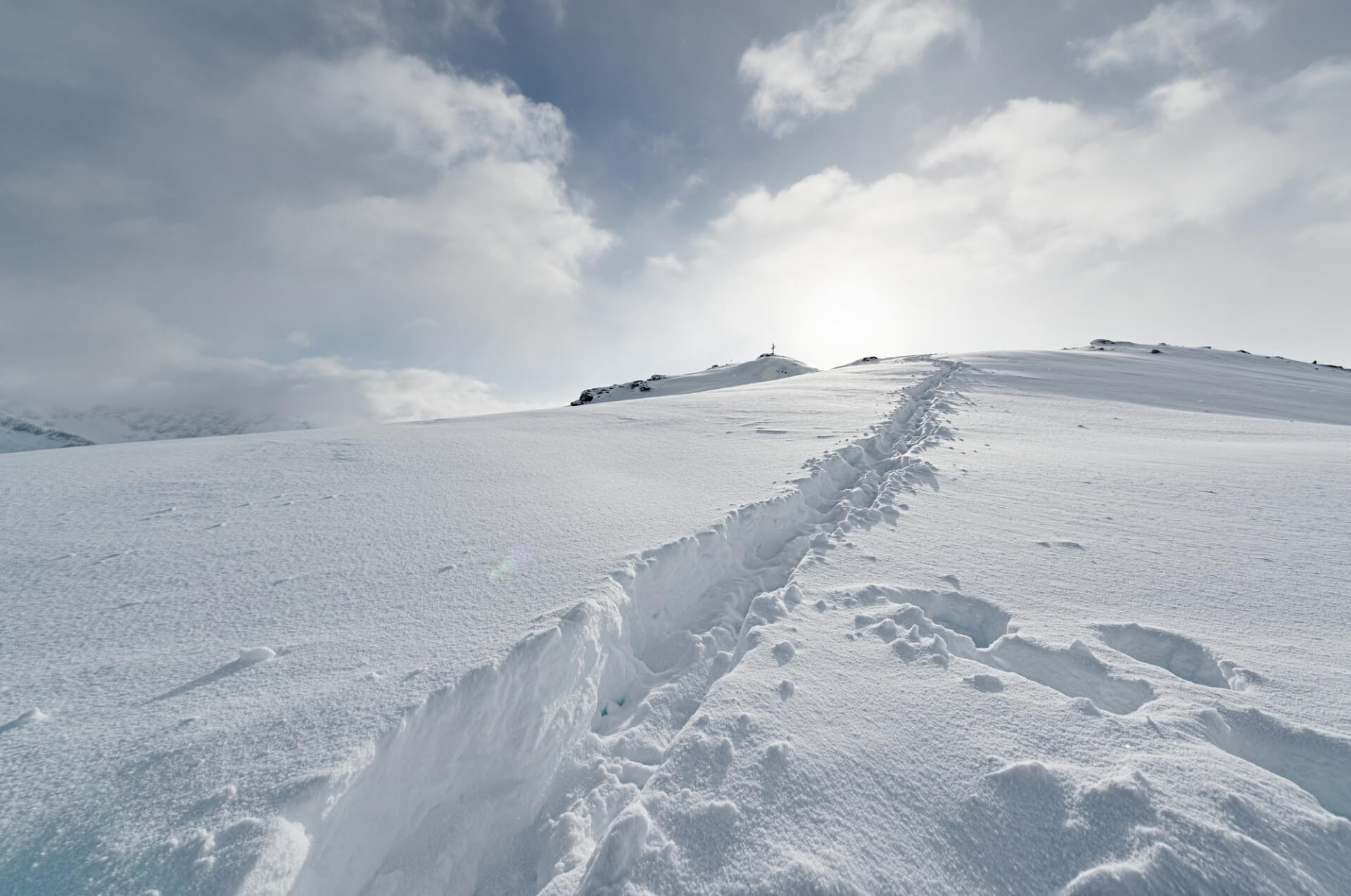 Eine Spur zieht sich durch den frischen Tiefschnee