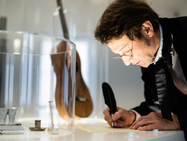 Salzburgs berühmte Musiker Gruber und Gitarre - Hallein, Geburtstag von Franz Xaver Gruber, (c) Coen Kossmann Fotografie