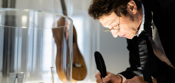 Salzburgs berühmte Musiker Gruber und Gitarre - Hallein, Geburtstag von Franz Xaver Gruber, (c) Coen Kossmann Fotografie