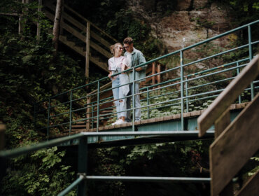 Bischofshofen, Gainfeldwasserfall Zwei Personen stehen auf einer Metallbrücke am Gainfeldwasserfall in Bischofshofen.