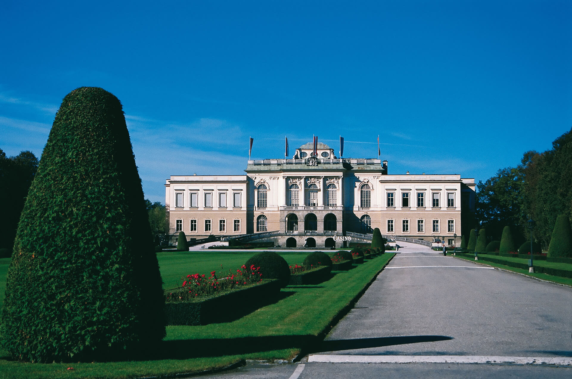 Schloss Klessheim in der grünen Parkanlage