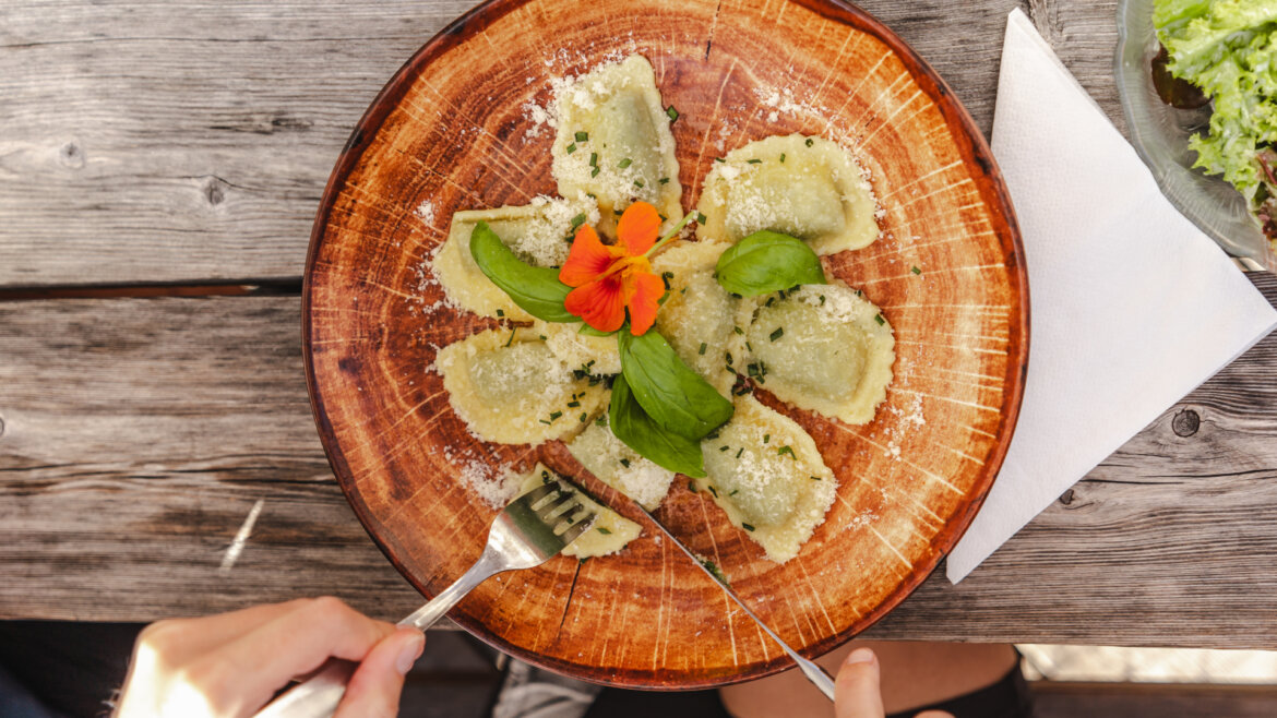 Auf der Peter Wichenthaler Hütte kann man selbst gemachte Ravioli genießen.