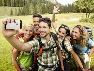 Junge Wanderer beim Selfie