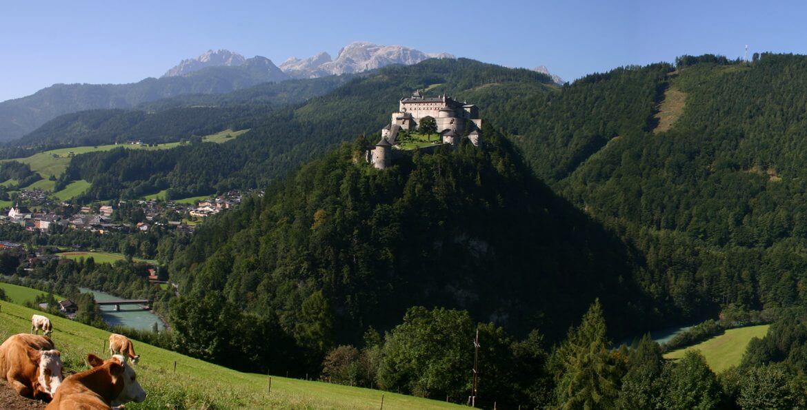 Burg Hohenwerfen umgeben von bewaldeten Bergen hoch über dem Salzachtal