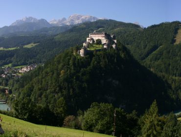 Burg Hohenwerfen umgeben von bewaldeten Bergen hoch über dem Salzachtal