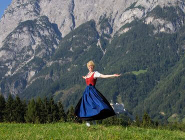 Maria aus Sound of Music am Gschwandtanger mit Blick auf die Burg Hiohenwerfen