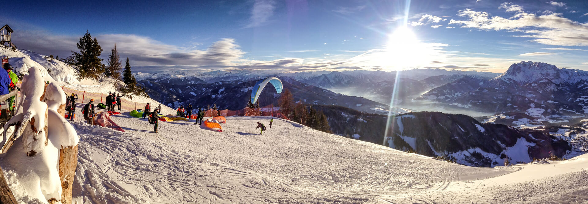 Ein Paragleiter startet von der Piste