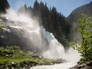 Ein mächtiger Wasserfall stürzt in Kaskaden die Felsen hinunter und bietet eine natürliche Umgebung, die sich perfekt für eine Wasserfalltherapie eignet.