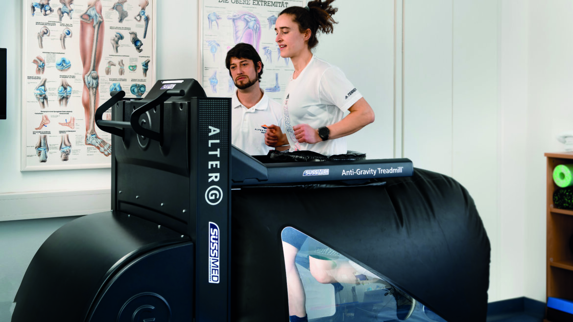 Gesundheitszentrum -AlterG-Patient+Physio (c)MarktlPhotography/Alpentherme Gastein Gesundheitszentrum -AlterG-Patient+Physio (c)MarktlPhotography/Alpentherme Gastein (vergrößerte Ansicht)