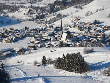 Blick auf das verschneite Maria Alm.