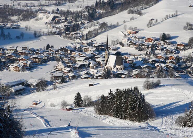 Blick auf das verschneite Maria Alm.