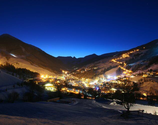 Saalbach Hinterglemm bei Nacht.