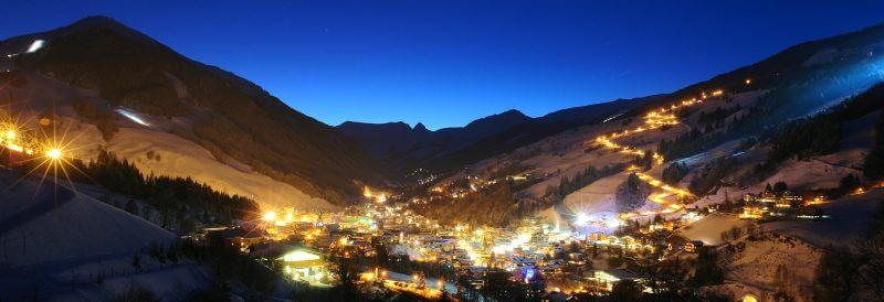 Saalbach Hinterglemm bei Nacht.